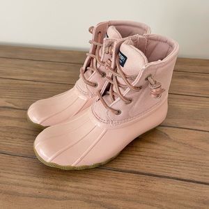 Sperry Saltwater Duck Boot in Blush Shimmer Girls Size 1